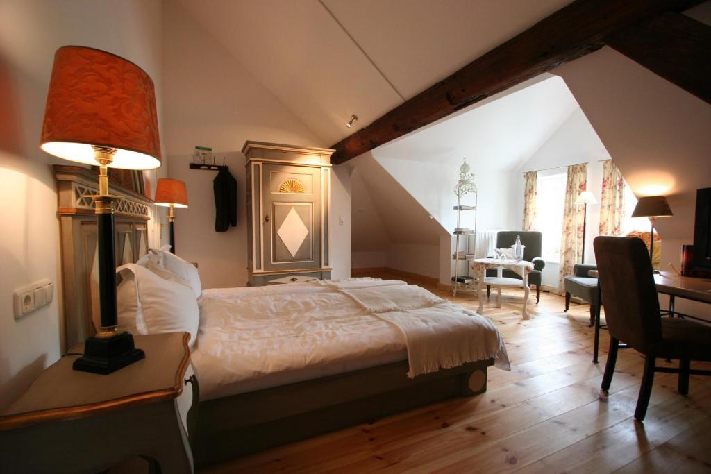 Hotel Hochzeitshaus Aurich Kamer foto